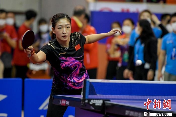 劉詩雯在2021年全國乒乓球“業(yè)余球王”總決賽中與選手互動交流球技?！●樤骑w 攝