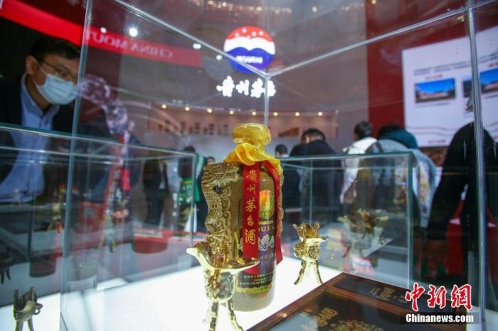 10月19日，天津，參觀者在中國(guó)茅臺(tái)展位參觀展示的白酒。當(dāng)天，第105屆全國(guó)糖酒商品交易會(huì)在國(guó)家會(huì)展中心(天津)啟幕。本屆糖酒會(huì)展覽總面積20萬平方米，吸引了來自40多個(gè)國(guó)家和地區(qū)的3504家參展商參展，共設(shè)置了傳統(tǒng)酒類、葡萄酒及國(guó)際烈酒、食品及飲料、調(diào)味品及配料、食品機(jī)械及包裝等展區(qū)。 <a target='_blank' href='/'>中新社</a>記者 佟郁 攝