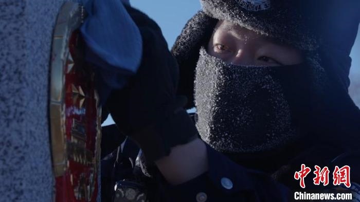 圖為恩和哈達邊境派出所的9名民警踏雪巡邊?！⒕S明 攝