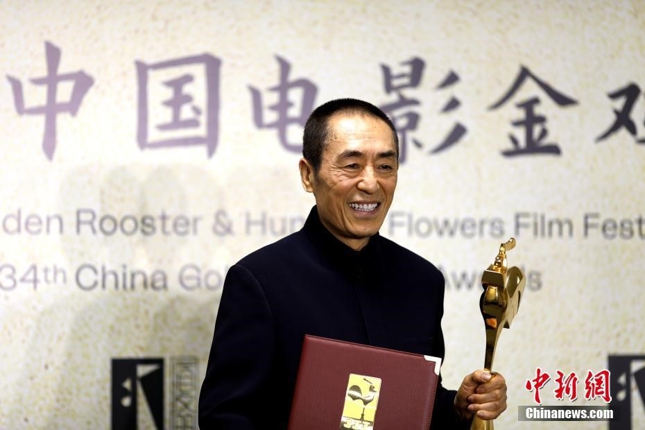 (資料圖：張藝謀以執(zhí)導(dǎo)《懸崖之上》榮膺最佳導(dǎo)演獎(jiǎng)。 <a target='_blank' href='/'>中新社</a>記者 呂明 攝)