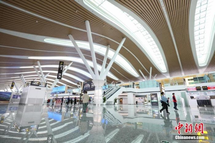 資料圖：貴陽龍洞堡國際機場T3航站樓出發(fā)大廳。 瞿宏倫 攝