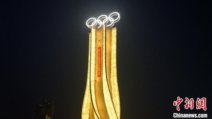 1月25日，由中建二局三公司承建的“海陀塔”順利竣工，奧運(yùn)五環(huán)閃耀延慶冬奧賽區(qū)?！≈薪ǘ秩竟﹫D
