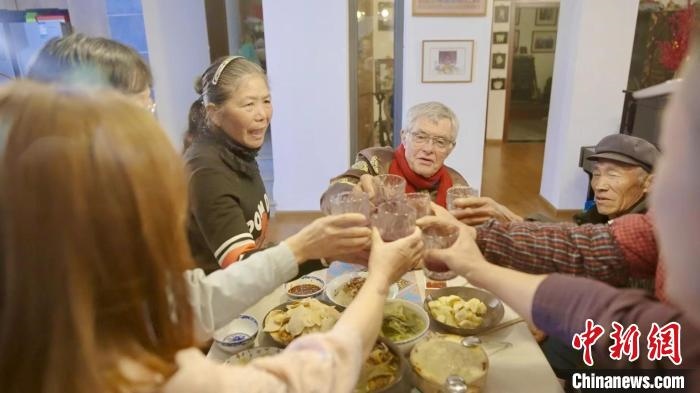 圖為賀歲紀錄片《“洋女婿”的中國年》劇照?！『h航 攝