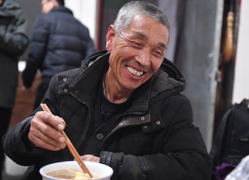 1月26日，山西省汾西縣段村村民蔡文明談起見到總書記的心情，激動(dòng)又開心。新華社記者 柴婷 攝