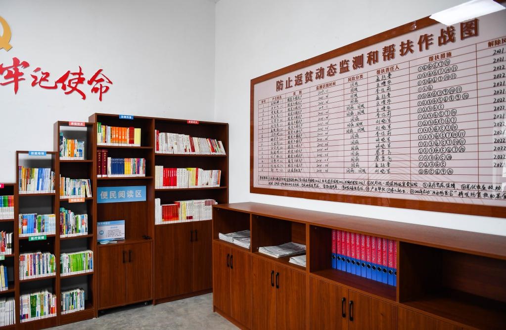 1月27日，段村村委會(huì)內(nèi)的防止返貧動(dòng)態(tài)監(jiān)測(cè)和幫扶作戰(zhàn)圖。新華社記者 柴婷 攝