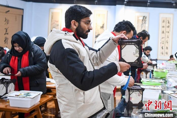 巴基斯坦留學(xué)生制作燈籠?！钊A峰 攝