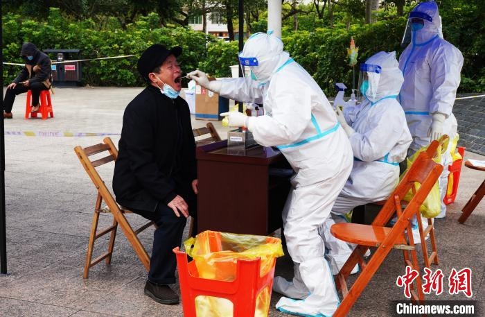 圖為德?？h組織民眾接受核酸檢測?！〉卤？h融媒體中心供圖