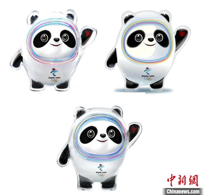 設計團隊將“冰絲帶”的形象引入大熊貓后逐漸成型。上方兩個形象還是外八字腳，下方形象為最終定稿?！⑵皆乒﹫D