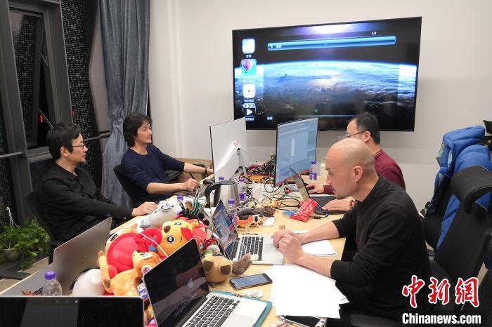 廣州美術學院曹雪、劉平云帶領的設計團隊對北京冬奧會吉祥物加班加點進行修改設計。(資料圖) 劉平云供圖