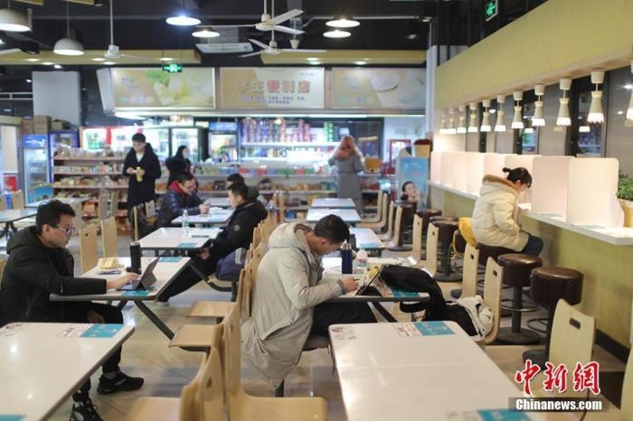 資料圖：考研學(xué)生在食堂內(nèi)復(fù)習(xí)。 泱波 攝