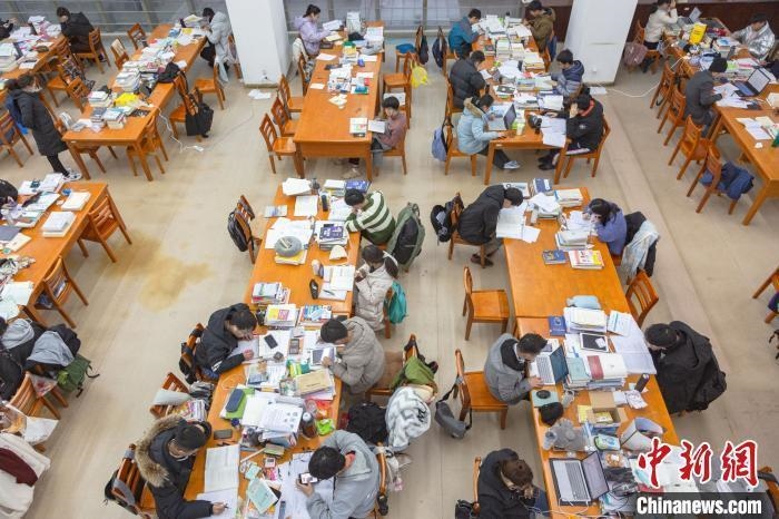 資料圖：南昌大學(xué)圖書(shū)館自習(xí)室內(nèi)，考生正在緊張復(fù)習(xí)?！⒘?攝