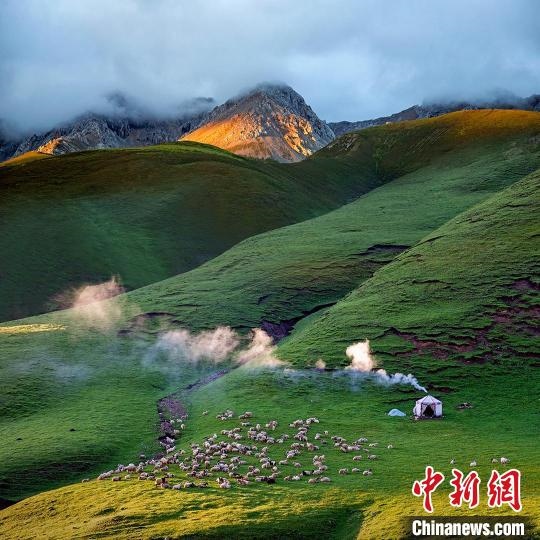 圖為作品《晨光炊煙》?！〗股?攝