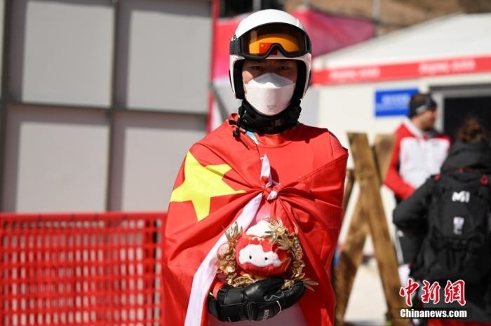 3月6日，中國選手梁景怡在賽后手捧吉祥物。當日，北京2022年冬殘奧會殘奧高山滑雪男子超級大回轉-站姿決賽在國家高山滑雪中心舉行，中國選手梁景怡奪得冠軍。 <a target='_blank' href='/'>中新社</a>記者 劉冉陽 攝 　