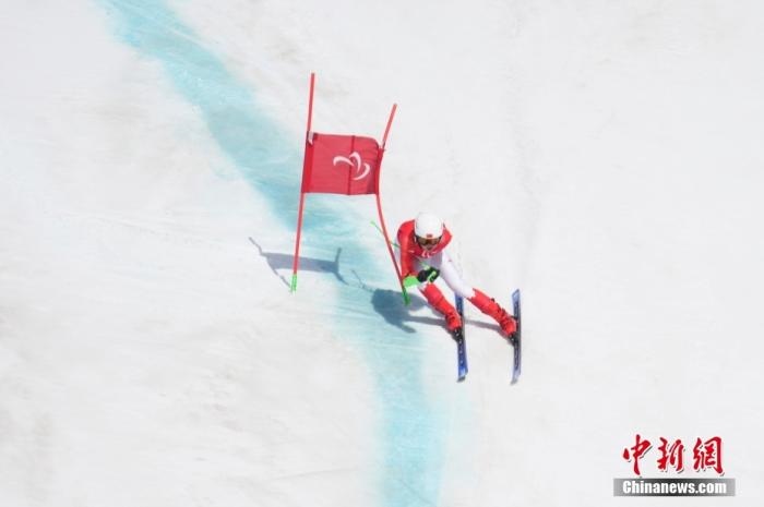 3月6日，中國選手梁景怡在比賽中。當日，北京2022年冬殘奧會殘奧高山滑雪男子超級大回轉-站姿決賽在國家高山滑雪中心舉行，中國選手梁景怡奪得冠軍。 <a target='_blank' href='/'>中新社</a>記者 劉冉陽 攝 　
