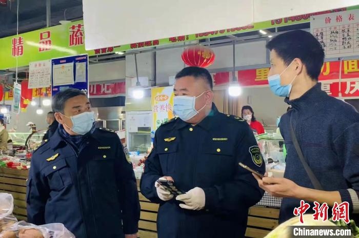 圖為執(zhí)法人員進(jìn)行調(diào)查?！±铈面谩z