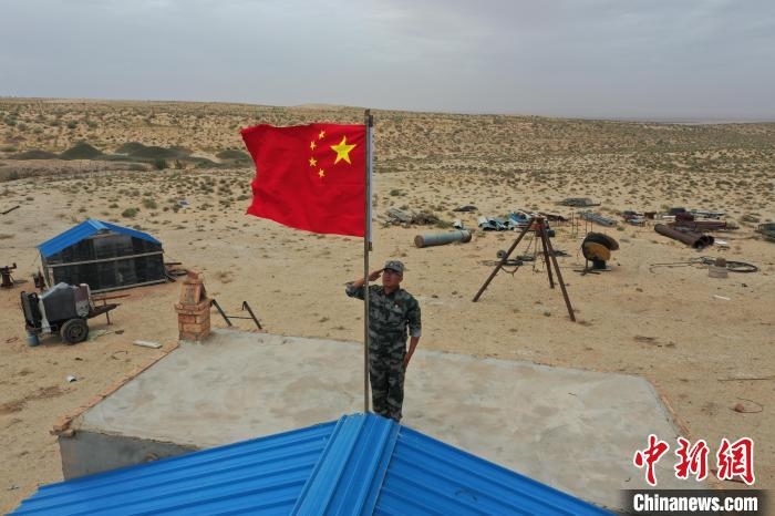 圖為每天升旗是謝寶民的必修課?！∈茉L者供圖