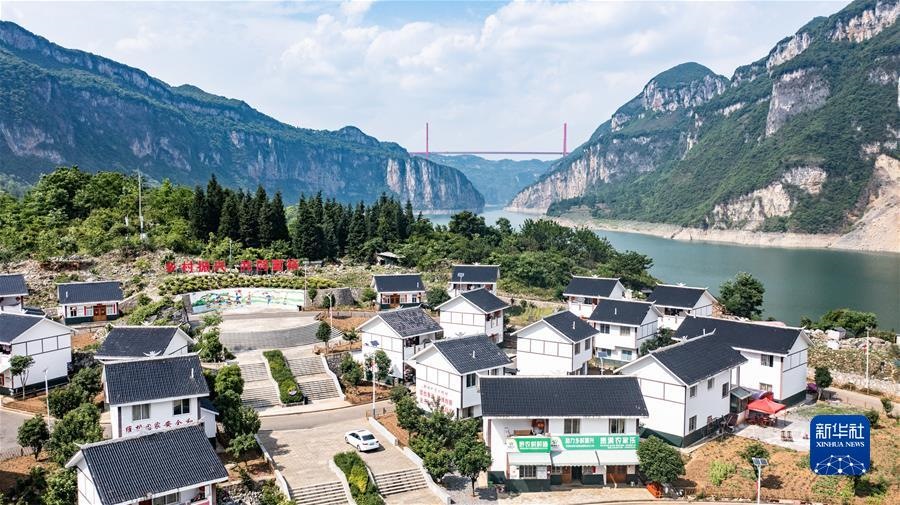 (沿著總書記的足跡·貴州篇)(1)開(kāi)創(chuàng)多彩貴州的美好未來(lái)——沿著總書記的足跡之貴州篇