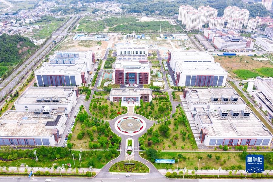 (沿著總書記的足跡·貴州篇)(7)開(kāi)創(chuàng)多彩貴州的美好未來(lái)——沿著總書記的足跡之貴州篇