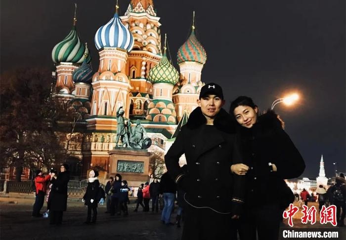 圖為敖木希勒夫婦留學(xué)合影?！“侥鞠＠展﹫D