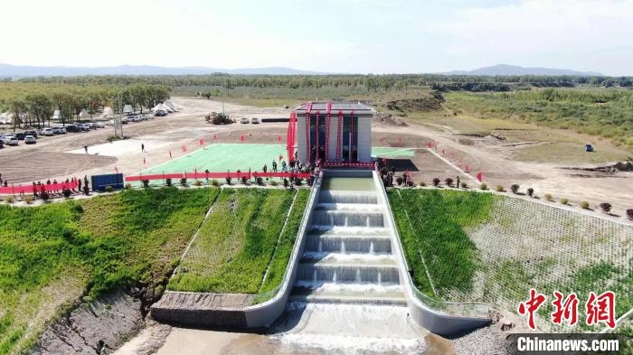 圖為生態(tài)補水現(xiàn)場?！》缎Э?攝