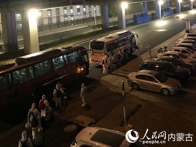 高校學(xué)生有序登車，前往隔離點(diǎn)。內(nèi)蒙古教育廳供圖