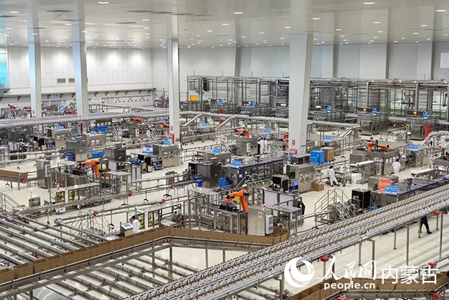 伊利健康谷液態(tài)奶生產(chǎn)基地。人民網(wǎng)記者 趙夢月攝