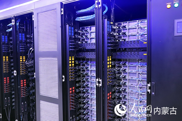 內(nèi)蒙古高性能計(jì)算公共服務(wù)平臺機(jī)房。人民網(wǎng)記者 苗陽攝