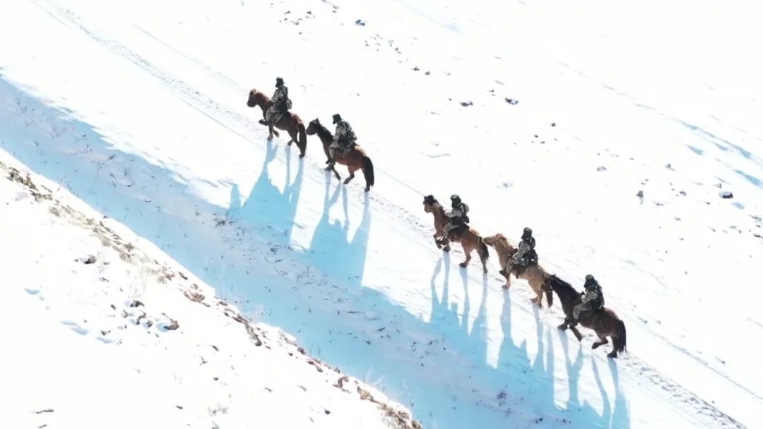 迎著朝陽在邊防線上巡邏的執(zhí)勤官兵。賴志強 攝.webp.jpg