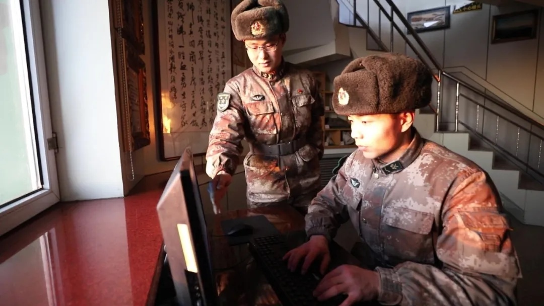 哨所內(nèi)，官兵們熟練操作視頻監(jiān)控系統(tǒng).webp.jpg