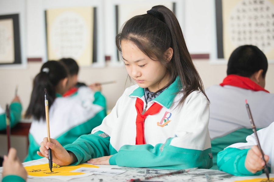北重一小，學(xué)生正在書寫毛筆字 (2).jpg