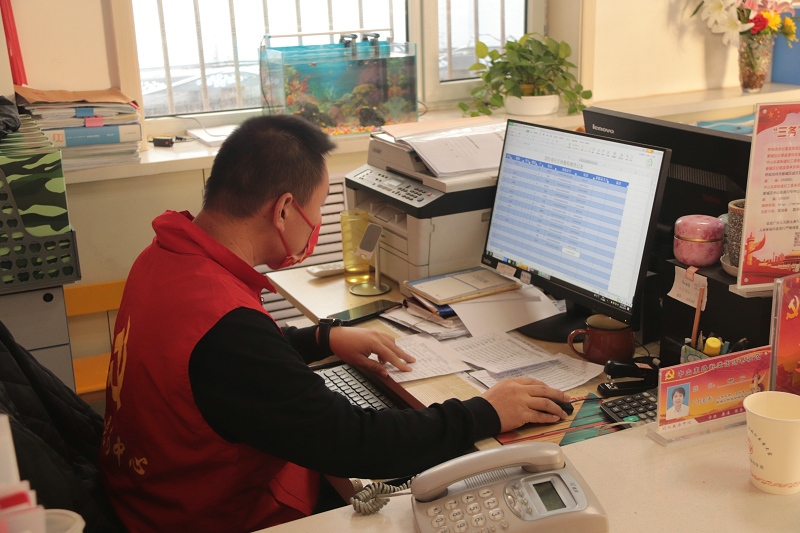 1635508690703010.jpg 志愿者孫連喜正在錄入數(shù)據(jù)。人民網(wǎng)劉藝琳攝.jpg