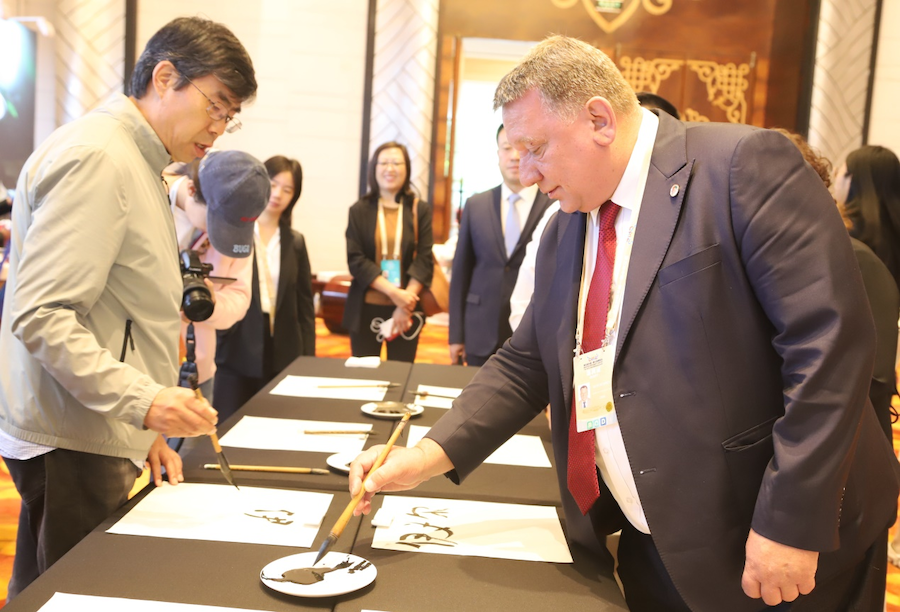 非遺、書法、文創(chuàng)齊亮相！2025年國(guó)家重要橋頭堡智庫(kù)論壇讓中外嘉賓讀懂北疆文化