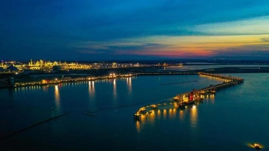 圖為中科煉化自建港口碼頭，30萬噸級(jí)原油泊位