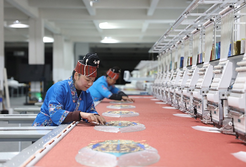 2023年2月13日，貴州省黔東南苗族侗族自治州施秉縣工業(yè)園區(qū)，工人在機繡車間作業(yè)。