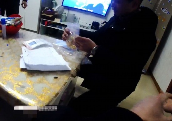 失主對照清單清點黃金等貴重物品。資陽市公安供圖