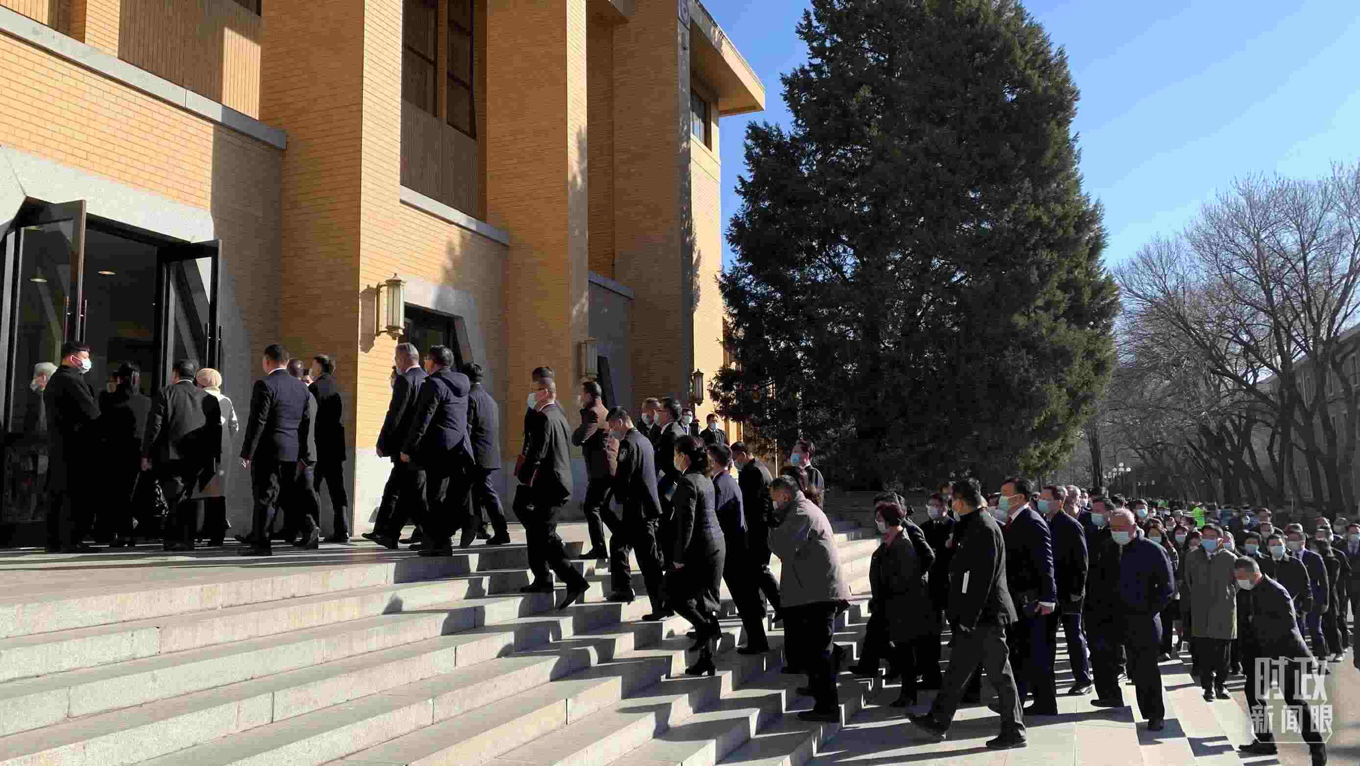 △參加這次慶祝大會(huì)暨開學(xué)典禮的與會(huì)人員正在步入會(huì)場(chǎng)。（總臺(tái)央視記者段德文拍攝）