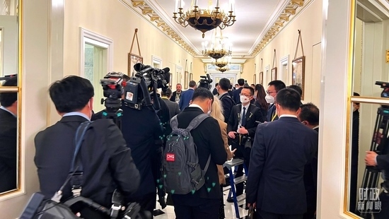  △等待進(jìn)入會(huì)場(chǎng)的新聞?dòng)浾邤D滿走廊。（總臺(tái)央視記者程鋮拍攝）