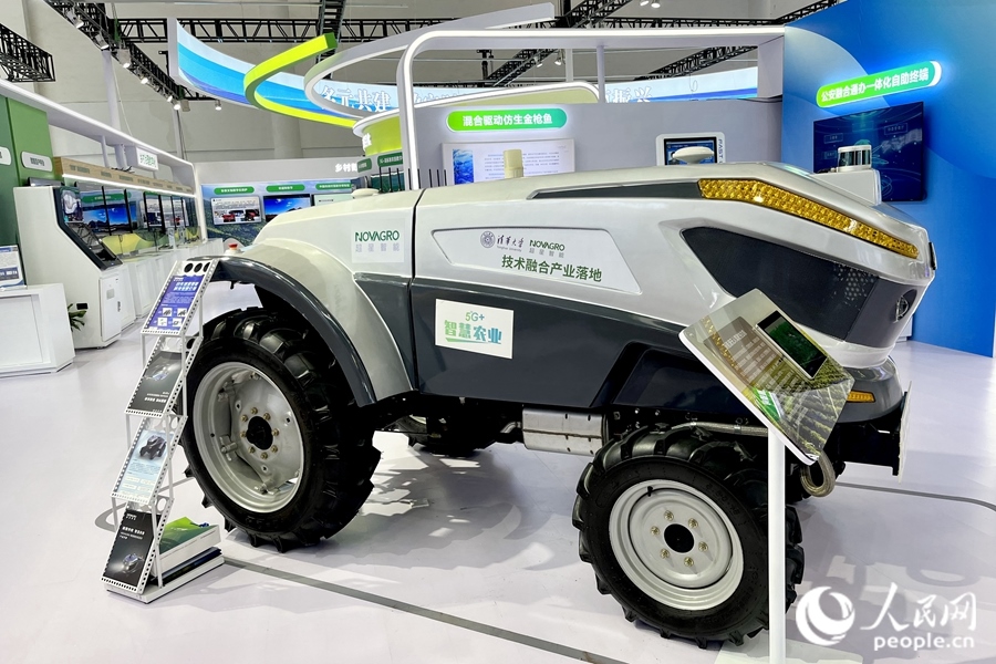 通過手機(jī)，就能指揮新能源無人駕駛拖拉機(jī)在田里作業(yè)。人民網(wǎng) 錢嘉禾攝