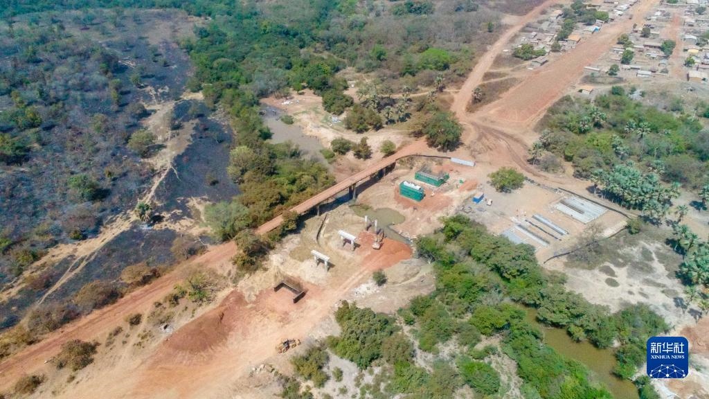 這是1月12日在科特迪瓦西北部奧迭內(nèi)省拍攝的北部公路項目施工現(xiàn)場（無人機照片）。新華社發(fā)（中國港灣工程有限責任公司供圖）