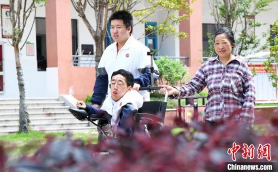 碰上天氣好，朱金祥就會利用休息時間，和鐘華強(qiáng)母親將其推出來賞賞花，曬曬太陽，呼吸一下外面的新鮮空氣。 卓忠偉 攝