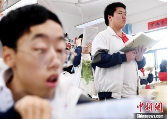 朱金祥(右)和鐘華強(qiáng)(左)正在加緊復(fù)習(xí)迎接高考。 卓忠偉 攝