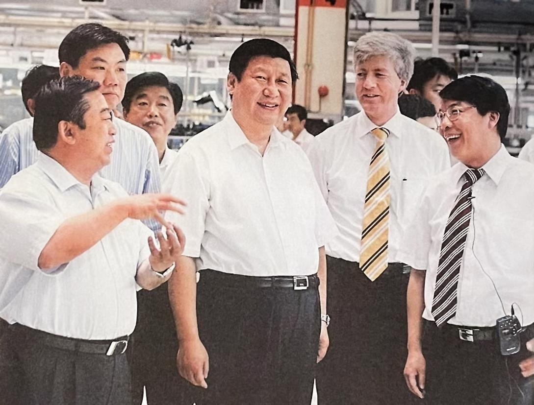 2007年7月，習近平調(diào)研上海大眾汽車有限公司。
