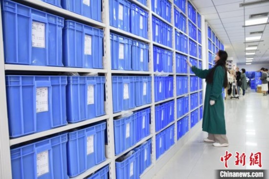 圖為鄭州大學人骨考古實驗室內的骨骼標本庫。王宇 攝