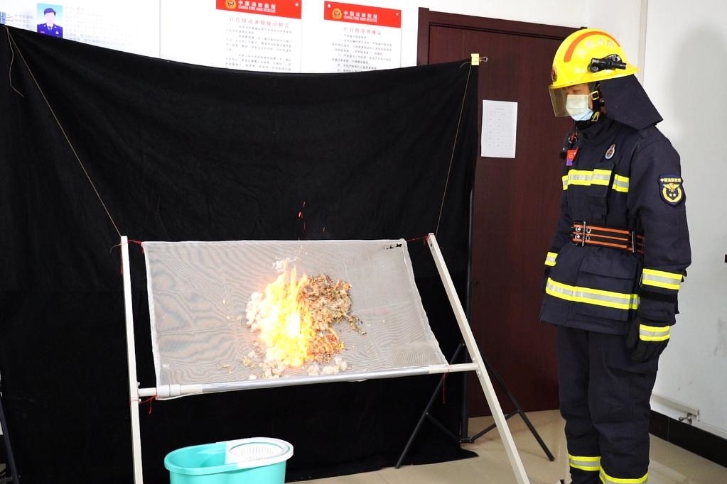 消防員在展示柳絮點(diǎn)燃實(shí)驗(yàn)。 張少欣 攝
