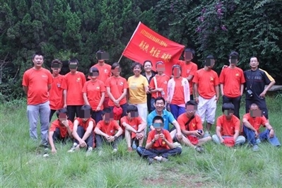 項目辦開展活動合影，喬海云（后排中，黑衣）和張月如（后排右一）