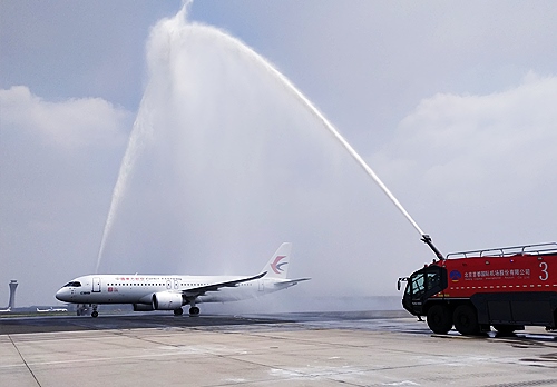 C919穿過象征民航最高禮儀的“水門”。東航供圖