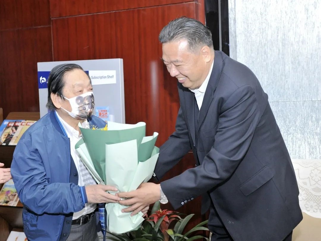 ▲青海省政協(xié)副主席、青海省林草局黨組書記、局長、祁連山國家公園青海省管理局局長李曉南在機場迎接韓美林