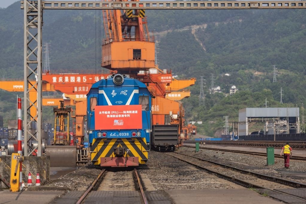 這是2023年4月27日，太平船務(wù)——西部陸海新通道江鐵海聯(lián)運(yùn)非洲專列在重慶果園港魚嘴站等待發(fā)車。