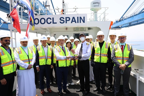 圖為與會(huì)嘉賓參觀“東方西班牙”輪。中遠(yuǎn)海運(yùn)港口阿布扎比碼頭供圖