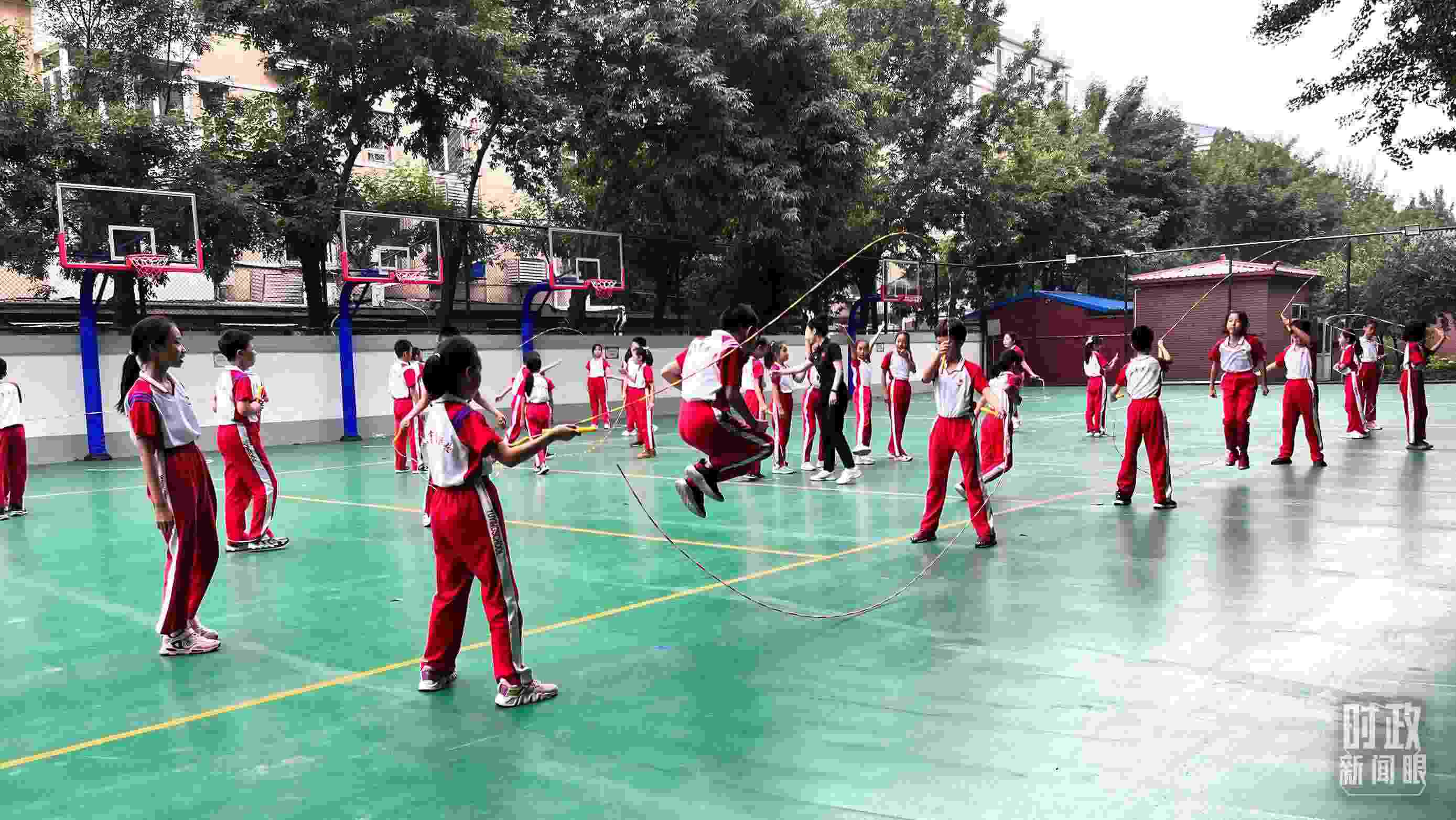 △正在跳繩的學(xué)生。（總臺(tái)央視記者張垚拍攝）